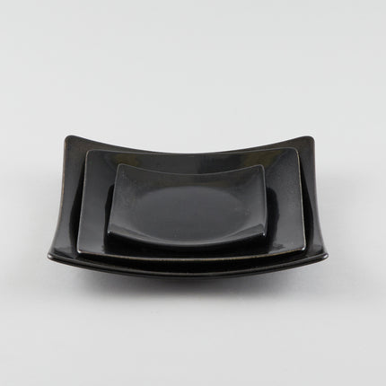 Full-Moon Sq. Plate with Raised Corners - Black (S)