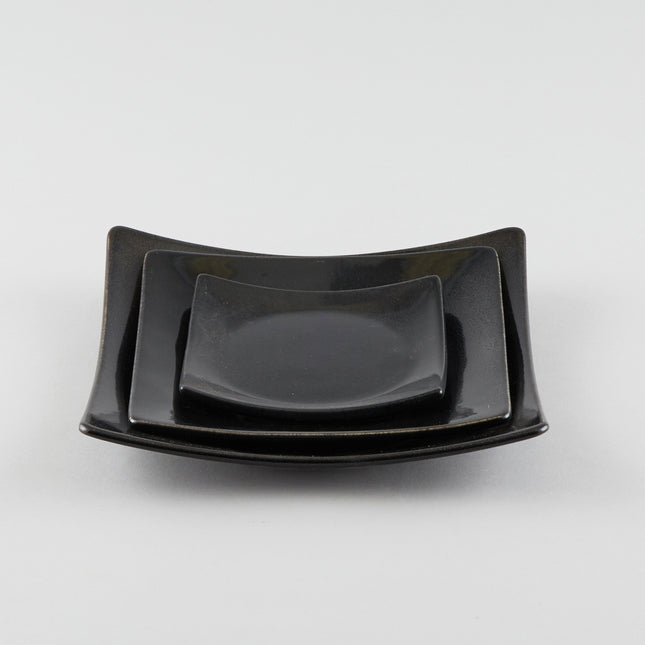 Full-Moon Sq. Plate with Raised Corners - Black (L)